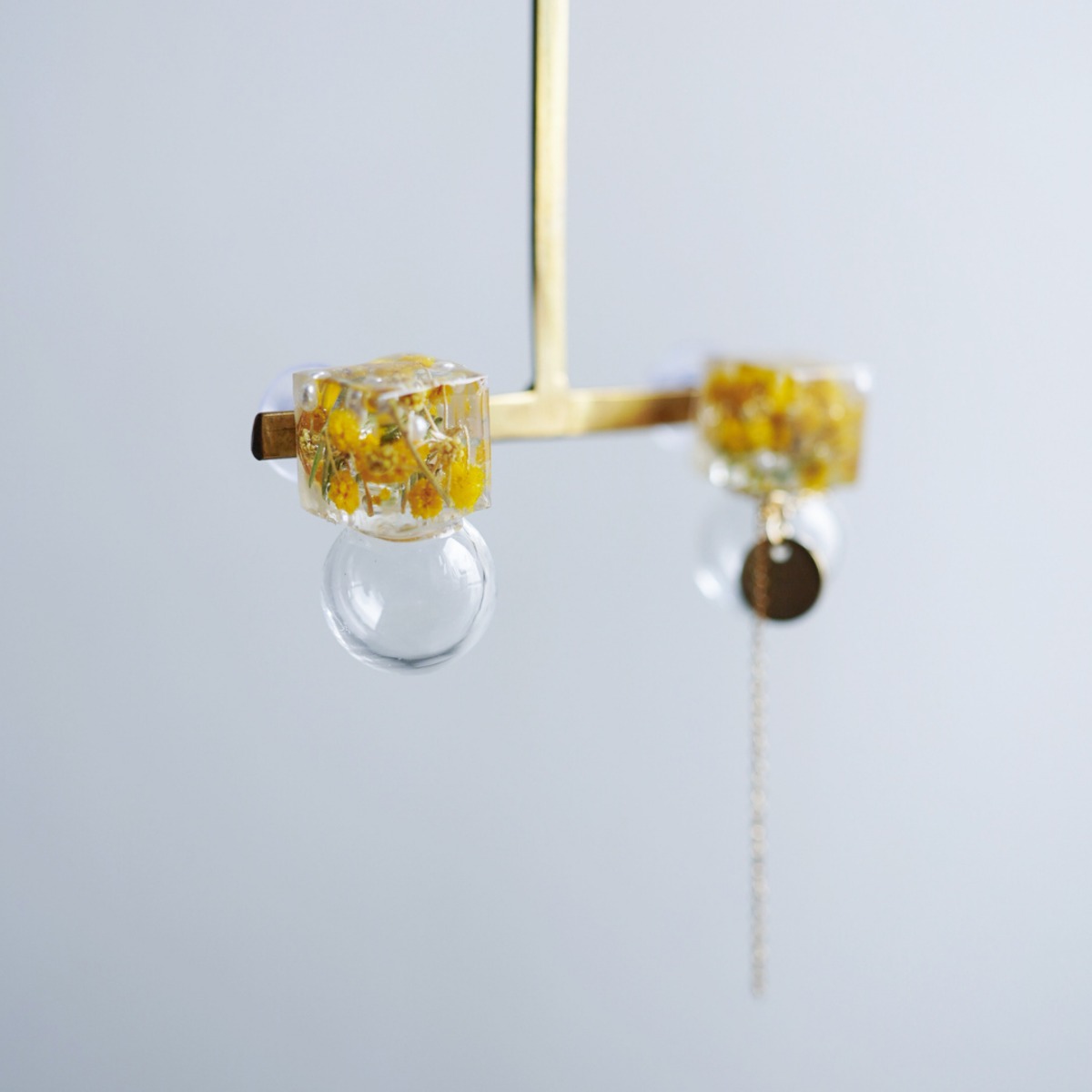 青山葵/まとめ商品/11点/レジンピアス 春限定】春光ミモザ クリアキューブピアス シンプル クリア 大人
