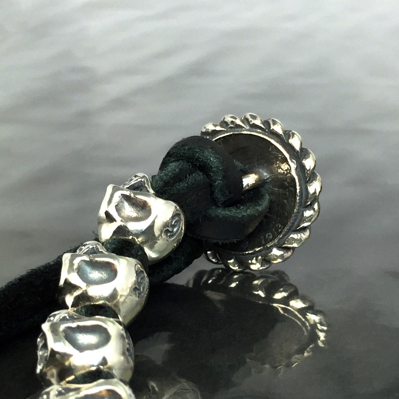 LEATHER BRACELET 18 SKULL BEADS [WOLF] with SAPPHIRE / 18スカルビーズレザーブレスレット・ウルフサファイアアイズ