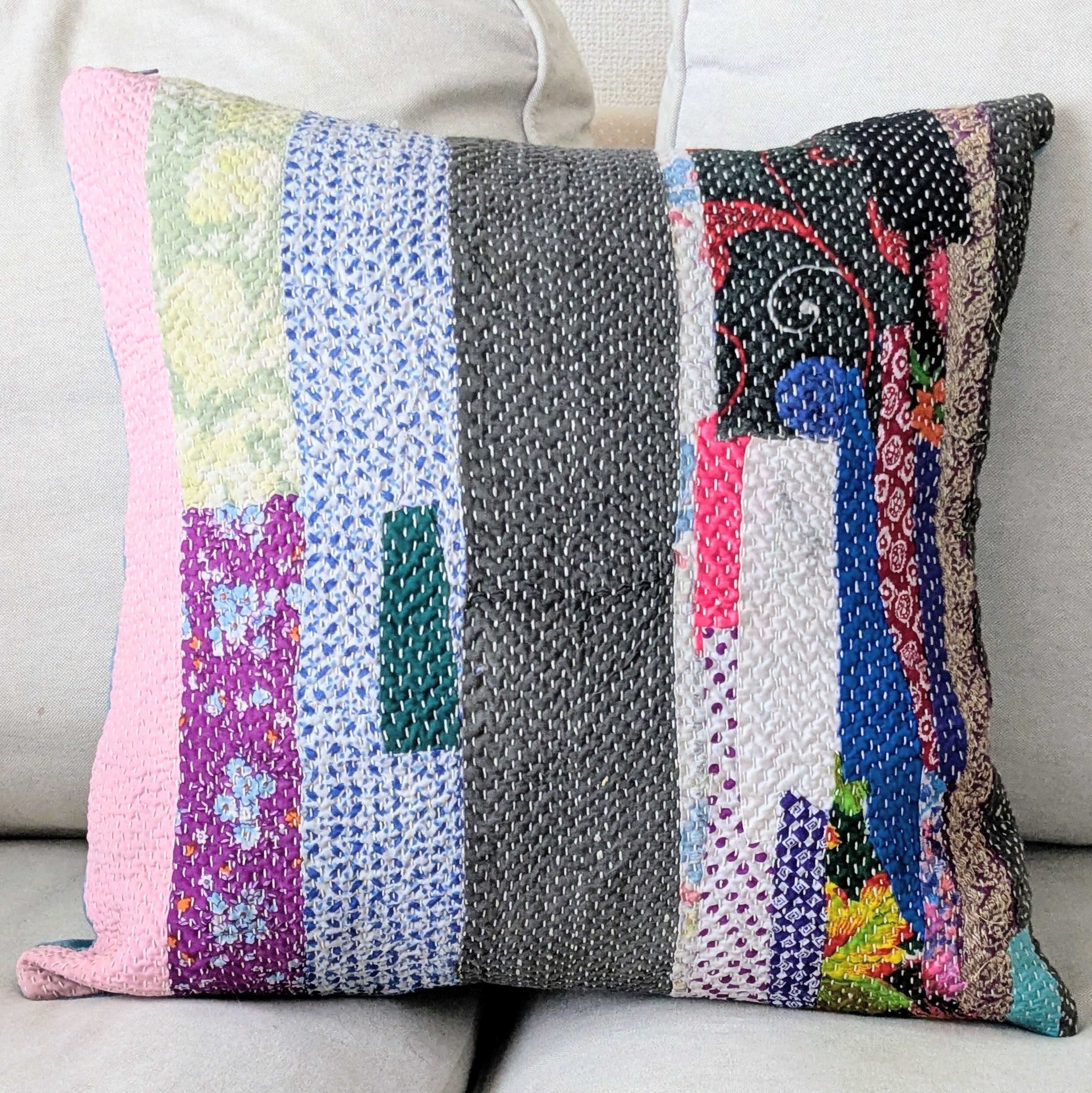ヴィンテージラリーキルトのスツール 刺繍布 キャットハウス 刺し子