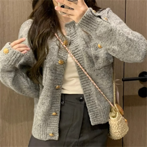 【送料無料】 アウター 羽織り カーディガン ショート 袖あり 長袖 フレア Aライン 装飾 厚手生地 ニット かわいい 大人可愛い 綺麗 シンプル カジュアル 大人 おしゃれ お洒落 大人女子 こなれ感 コンサバ 定番アイテム 体型カバー 無地 冬 30代 40代 レディース 女性用 ママ ママ服 デート お出かけ 女子会 お呼ばれ お茶会 授業参観 休日 アウトドア 着回し 普段使い デイリーユース オルチャン 韓国 ファッション スタイル 着痩せ オーバーシルエット   垢抜け グレー 灰色