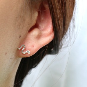 小さなへびシルバーピアス