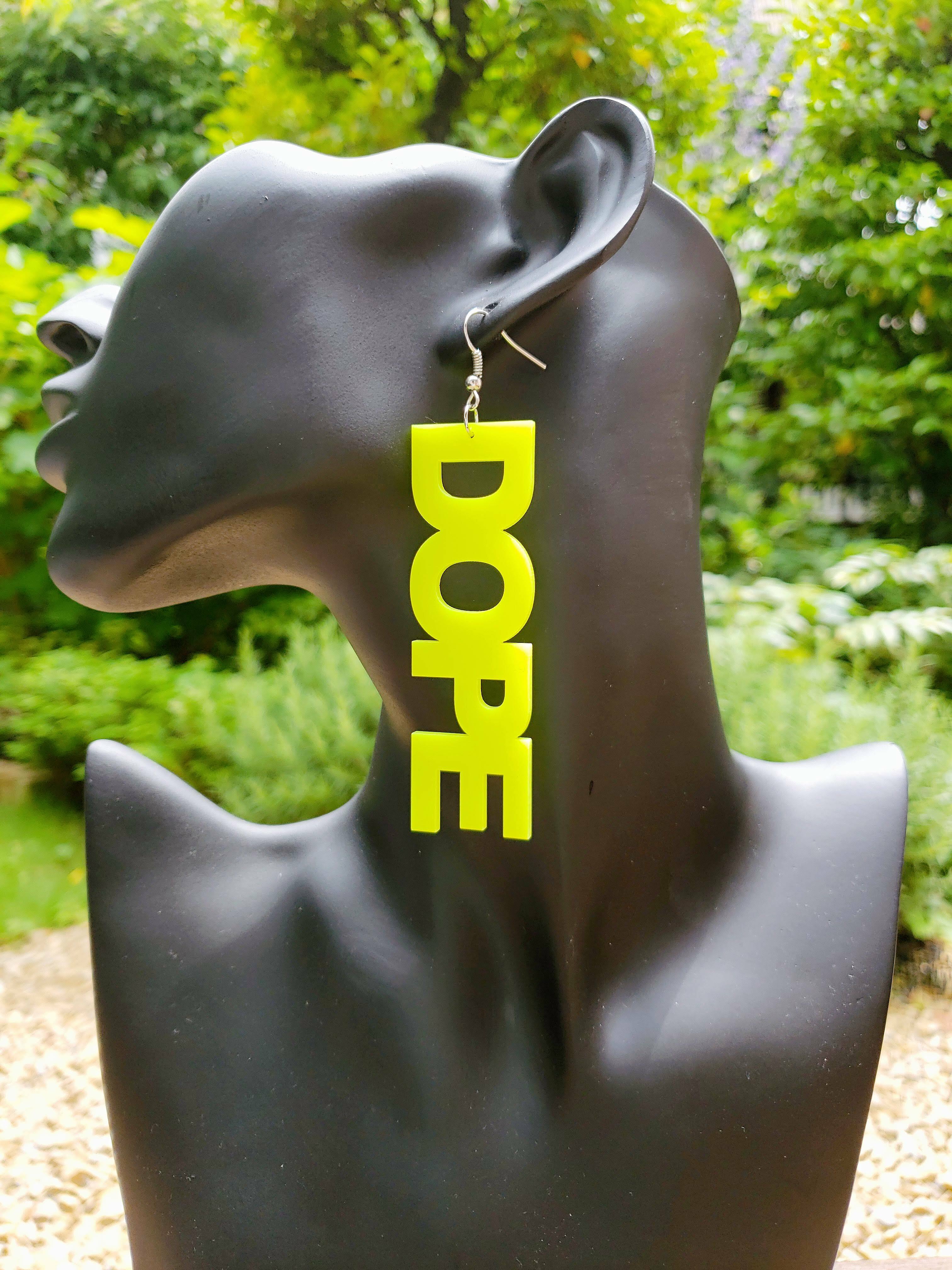 ”DOPE”　ピアス　ネオンイエロー　蛍光　ネオンカラー