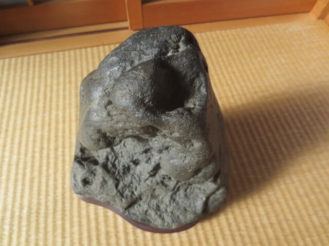 希少　鞍馬石　遠山石　WA・BI・SA美 鞍馬石 遠山 土破 薄溜まり 時代石 大型水石 水石 幅53センチ | suiseki