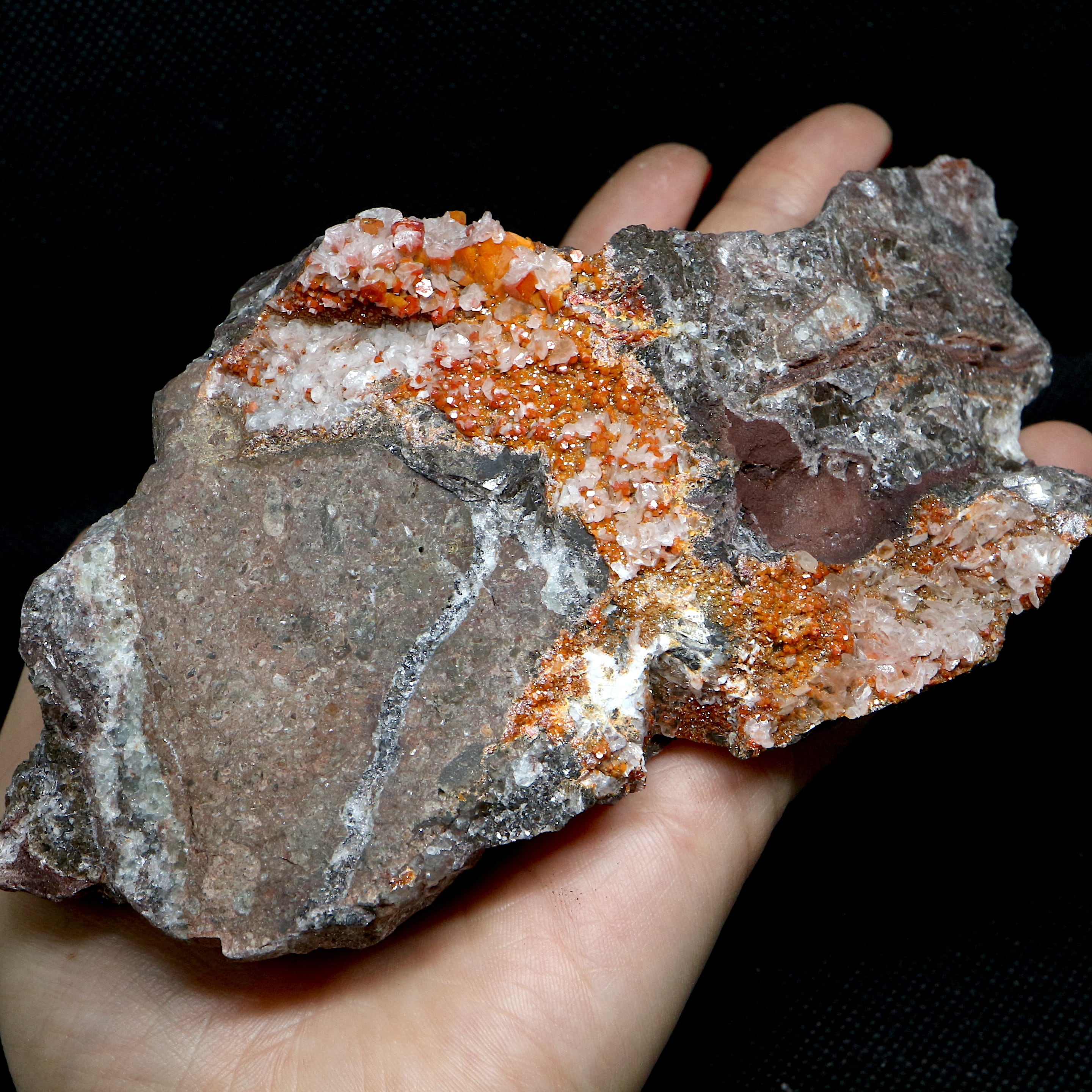 ※SALE※ 自主採掘！アリゾナ産 褐鉛鉱 バナジン鉛鉱 カルサイト バナジナイト 475,5g VND041  鉱物　天然石 パワーストーン 原石