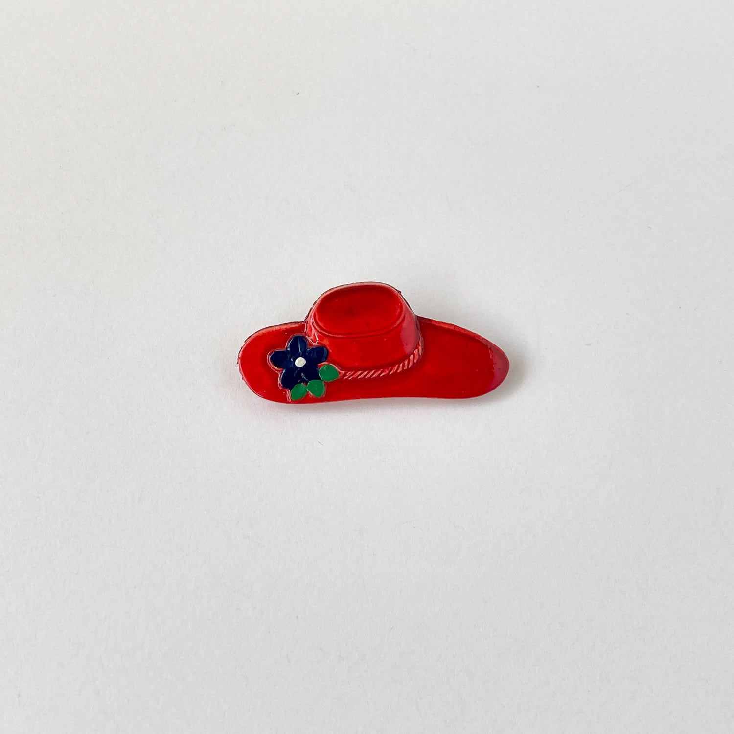 お花のついた赤いハットのヴィンテージブローチ | Dua-アクセサリー