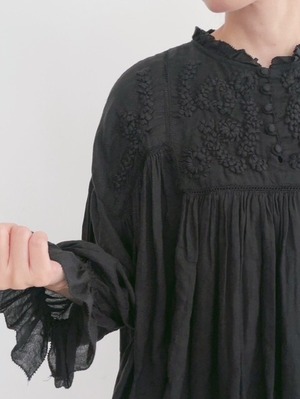 tumugu / ハンド刺繍コットンモスブラウス