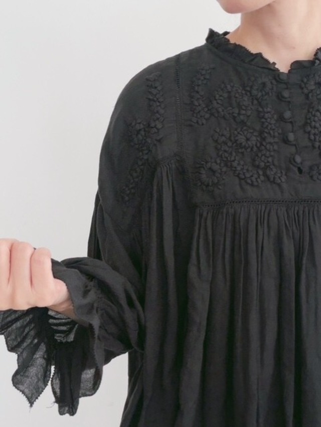 tumugu / ハンド刺繍コットンモスブラウス
