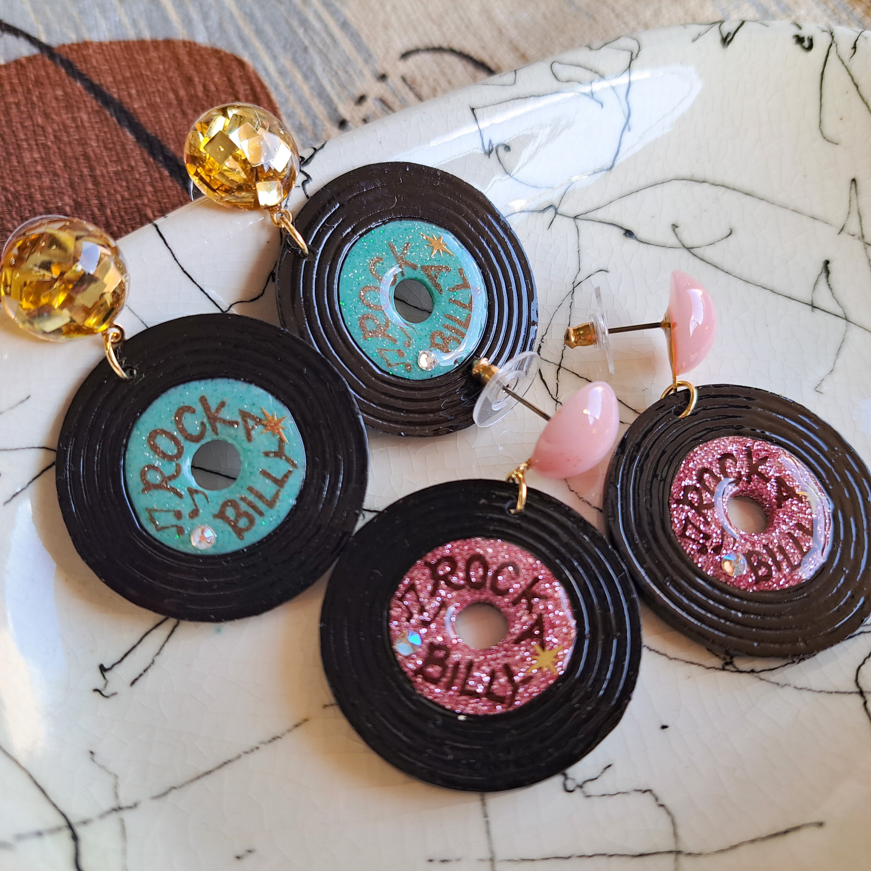 アクリルレコードイヤリング ロックロール 1950年代 レディース ビニール レコードイヤリング ビンテージ ブラック 透明 サークル レコード ダングリングイヤリ ♬ Pink Rockabilly Record ♬ ピンク レコードピアス・イヤリング