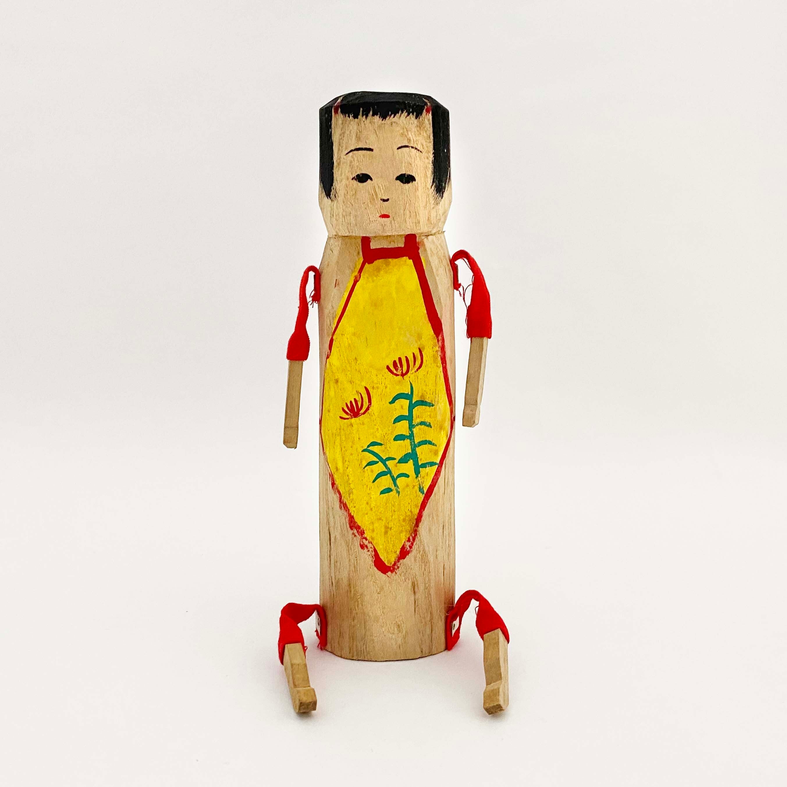 伝統木人形「おきんじょ」ハンカチ付き（18cm） | kokeshka