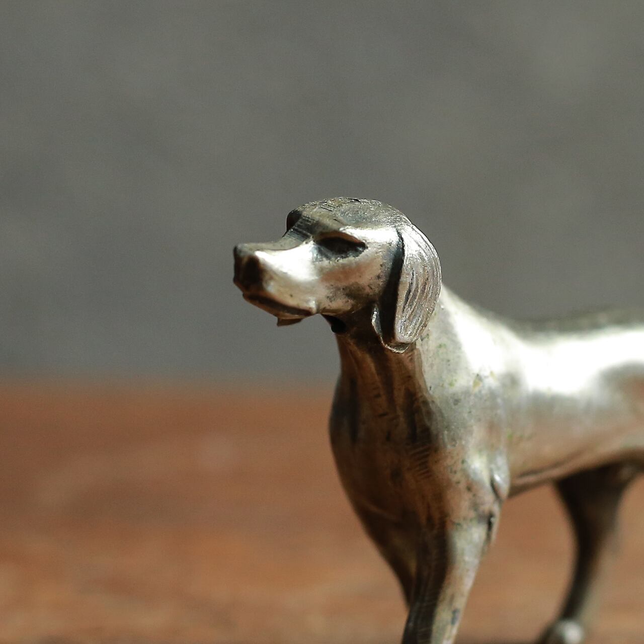 細かい彫りが美しい、シルバーの犬 3 | 木と、輝と。| 一点もの