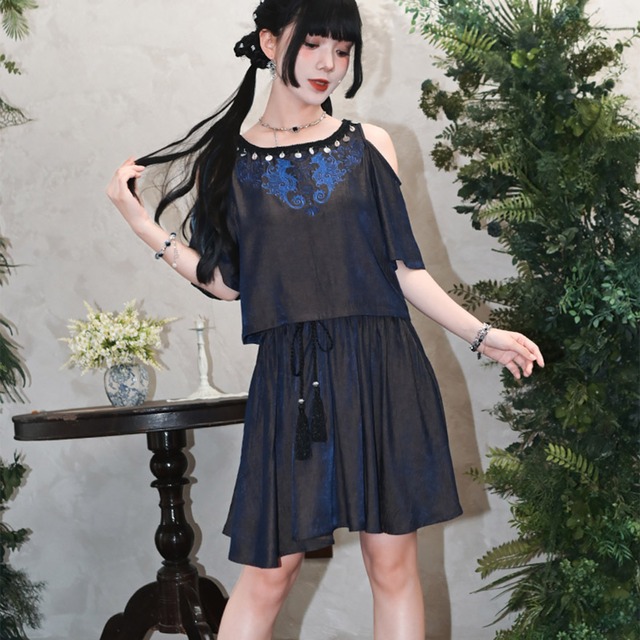 中華ゴシック チャイナ服 中華服 古怪舎 シャツ 半袖 オープンショルダー ネイビー 偏光素材 刺繍 中華系ファッション 30代ファッション 夏服