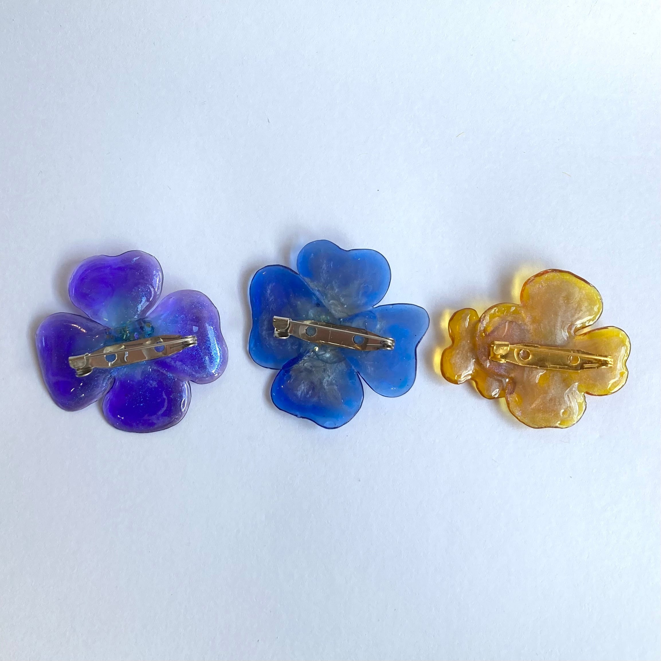 花のブローチ 花びらレジンを4枚集めたアクセサリー | のっこんりとうっど