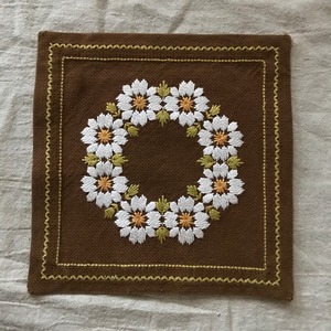 白い花の刺繍の布