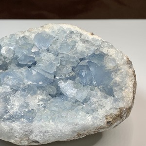 19.セレスタイトに住み着く可愛いフローライトくま