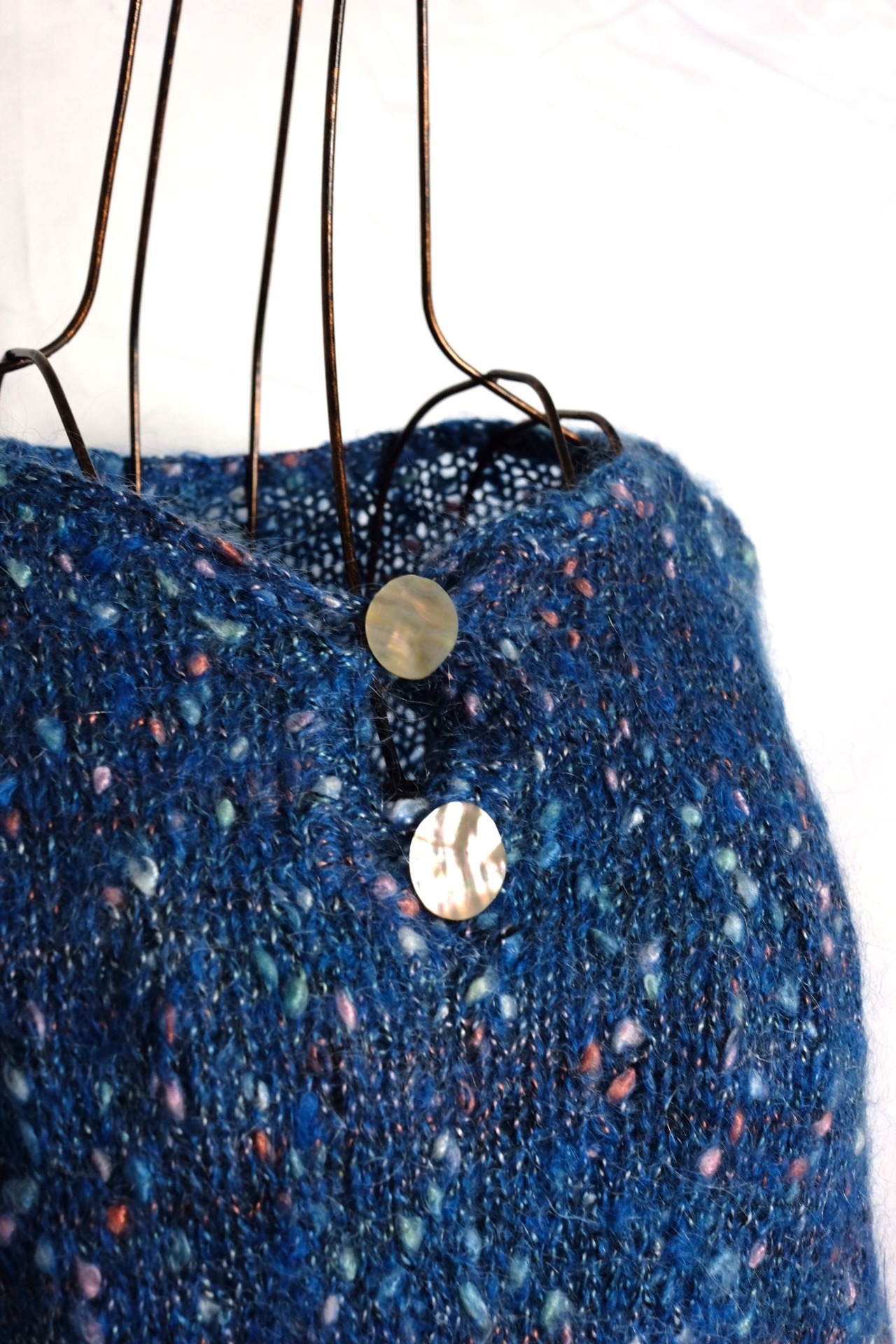 Shell buttons mix color knit