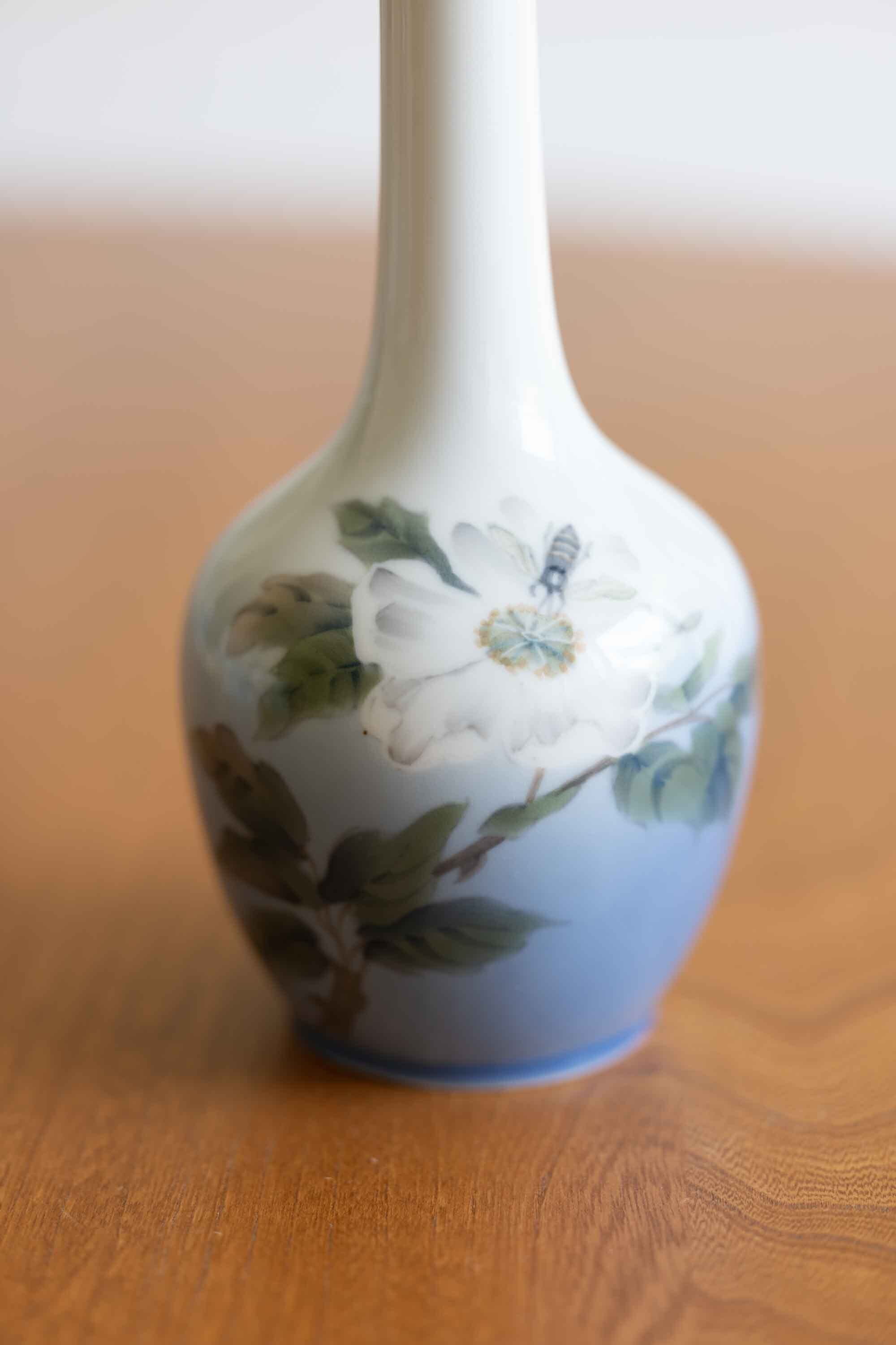 ロイヤルコペンハーゲン製 花(芙蓉でしょうか)に虫の絵柄 一輪挿し