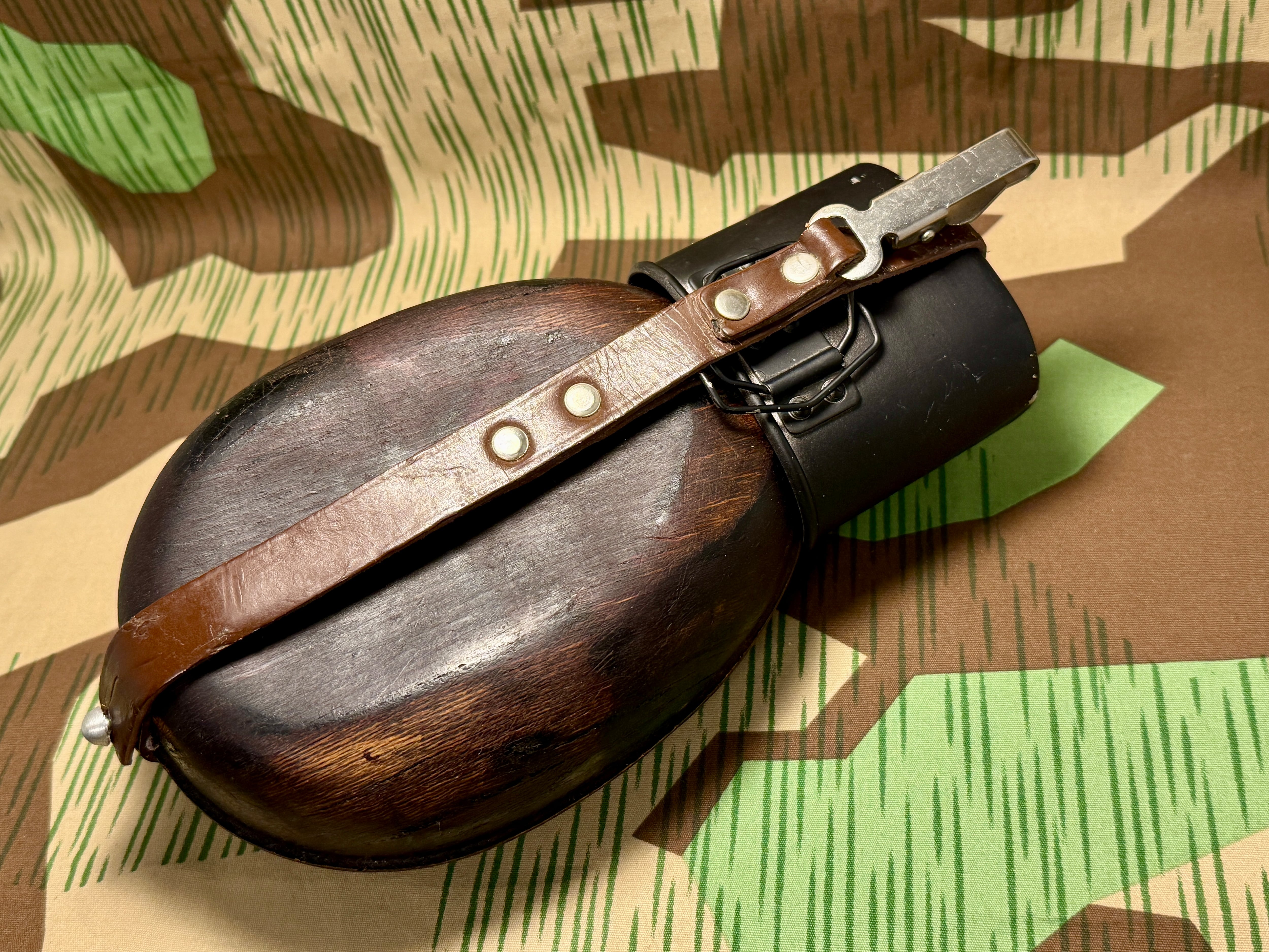 【専用】WWⅡドイツ軍／M31型アルミカップ付水筒＆兵下士官用ストレートスコップ WWII ドイツ軍 M31 熱帯型水筒（ブルガリア軍実物改造品） | アイヘン