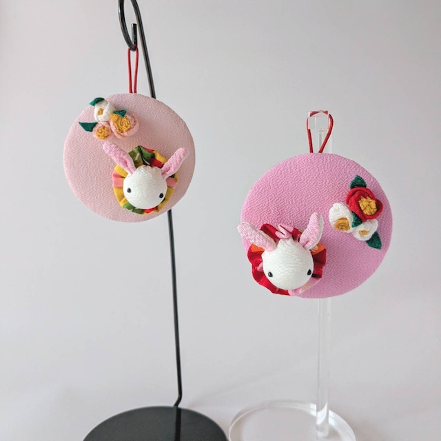 うさぎと椿の丸い壁掛け飾り