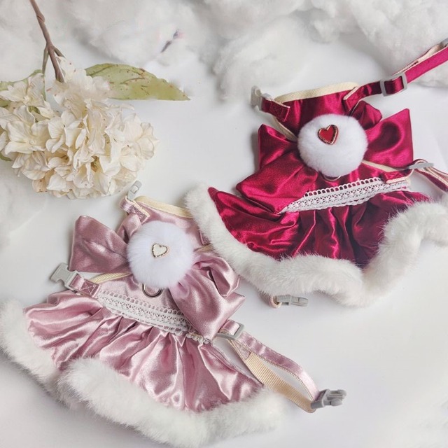 サテンとフェイクファーのワンピース風ハーネス（リード付）　犬服　00522