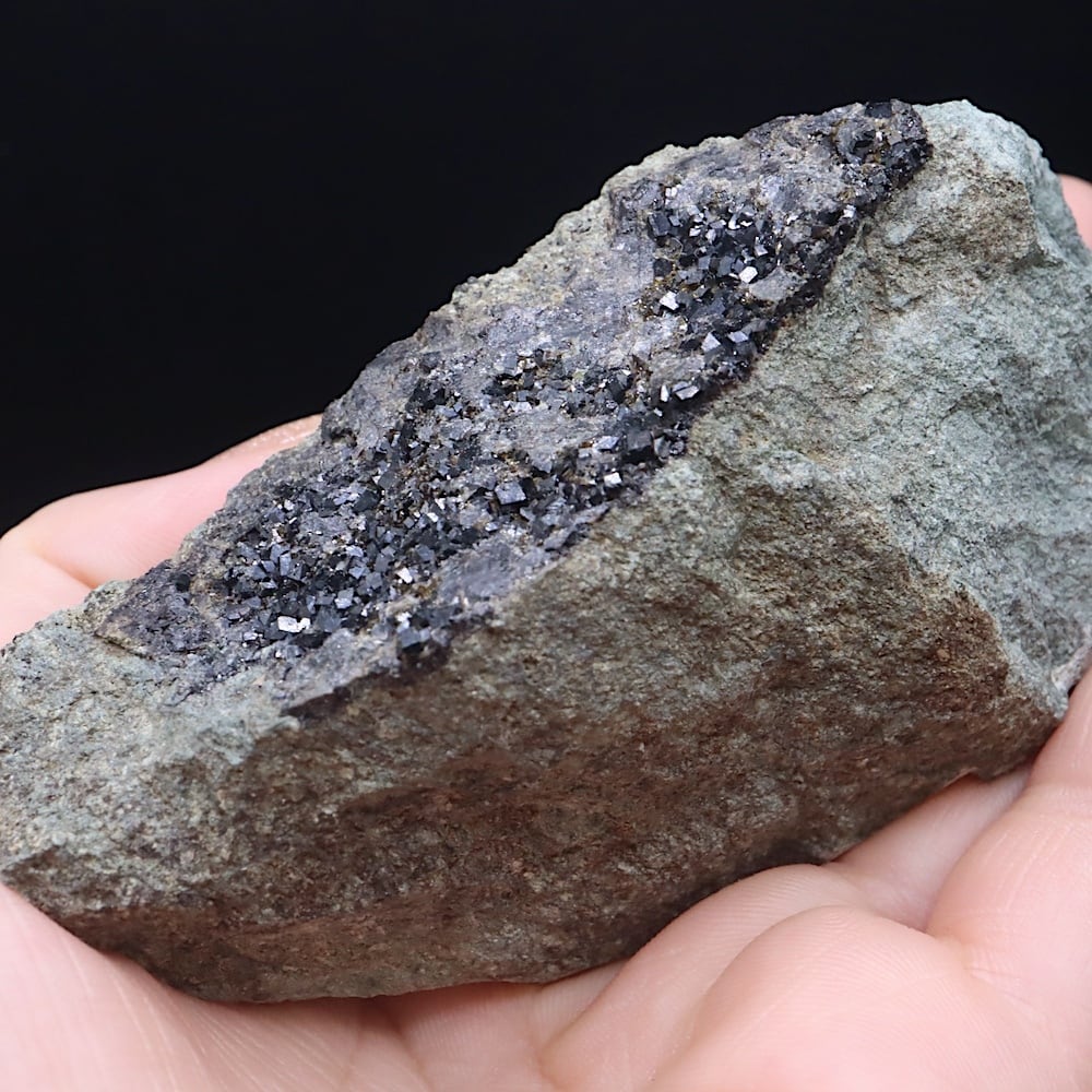 メラナイト ガーネット 灰鉄柘榴石 203.7g AND202 鉱物 原石 天然石