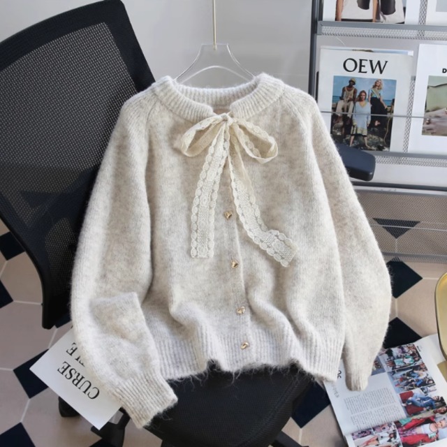 レディース トップス セーター カーディガン 羽織 前開き 長袖 ラウンドネック 襟なし フェミニン レース リボン ボタン かわいい おしゃれ ガーリー 存在感 抜け感 ラブリー キュート カントリー ロマンティック ナチュラル 無地 春 秋 デート お出かけ 女子会 休日 ショッピング コンサート ライブ お花見 カフェ ランチ 重ね着 プレゼント プチプラ 普段使い 着回し モテ 清楚 インスタ映え 定番 フリーサイズ ワンサイズ カラバリ レッド アプリコット ベーシックカラー 春カラー