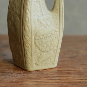 プリミティブな模様が素敵な、陶器のフラワーベース