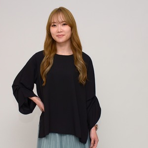 【オンオフ兼用】  袖タック・エステルボイルブラウス ‐ LER-2609 ブラック ‐