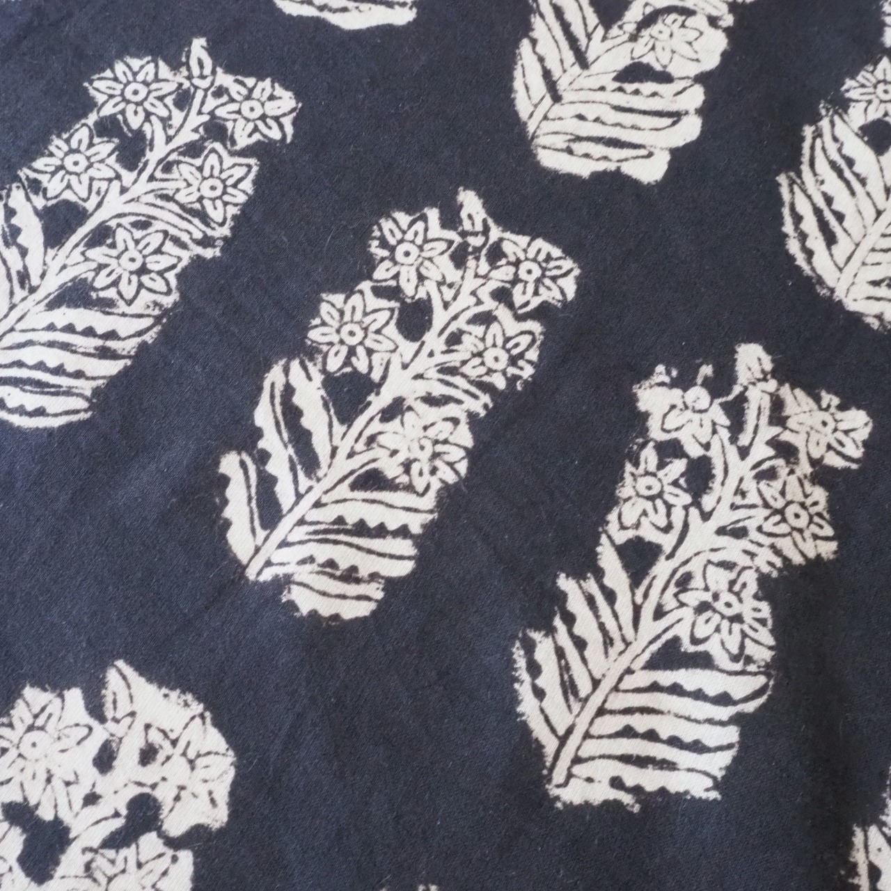 ブロックプリント生地【50cm単位】インド綿  花柄 黒×生成り #36310-BK1