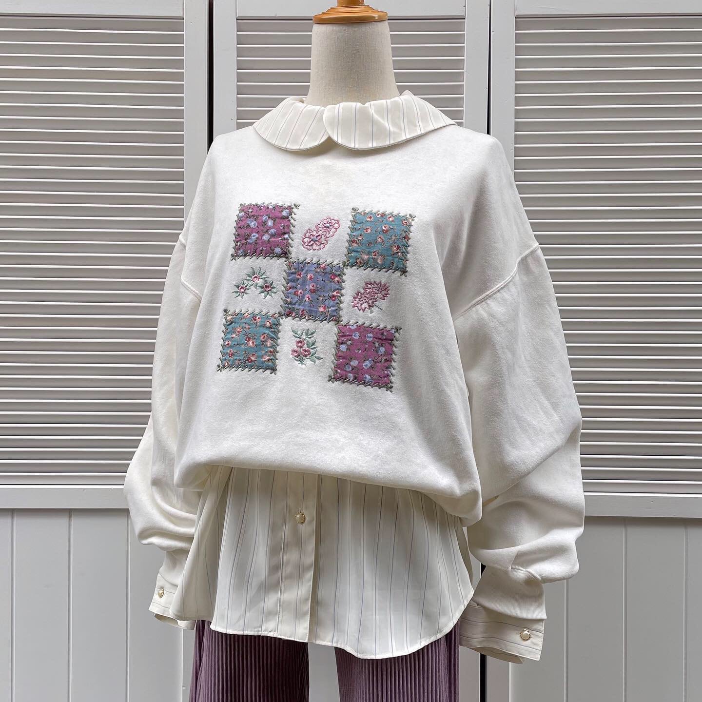 flower motif patchwork sweat〈レトロ古着 フラワーモチーフ パッチ