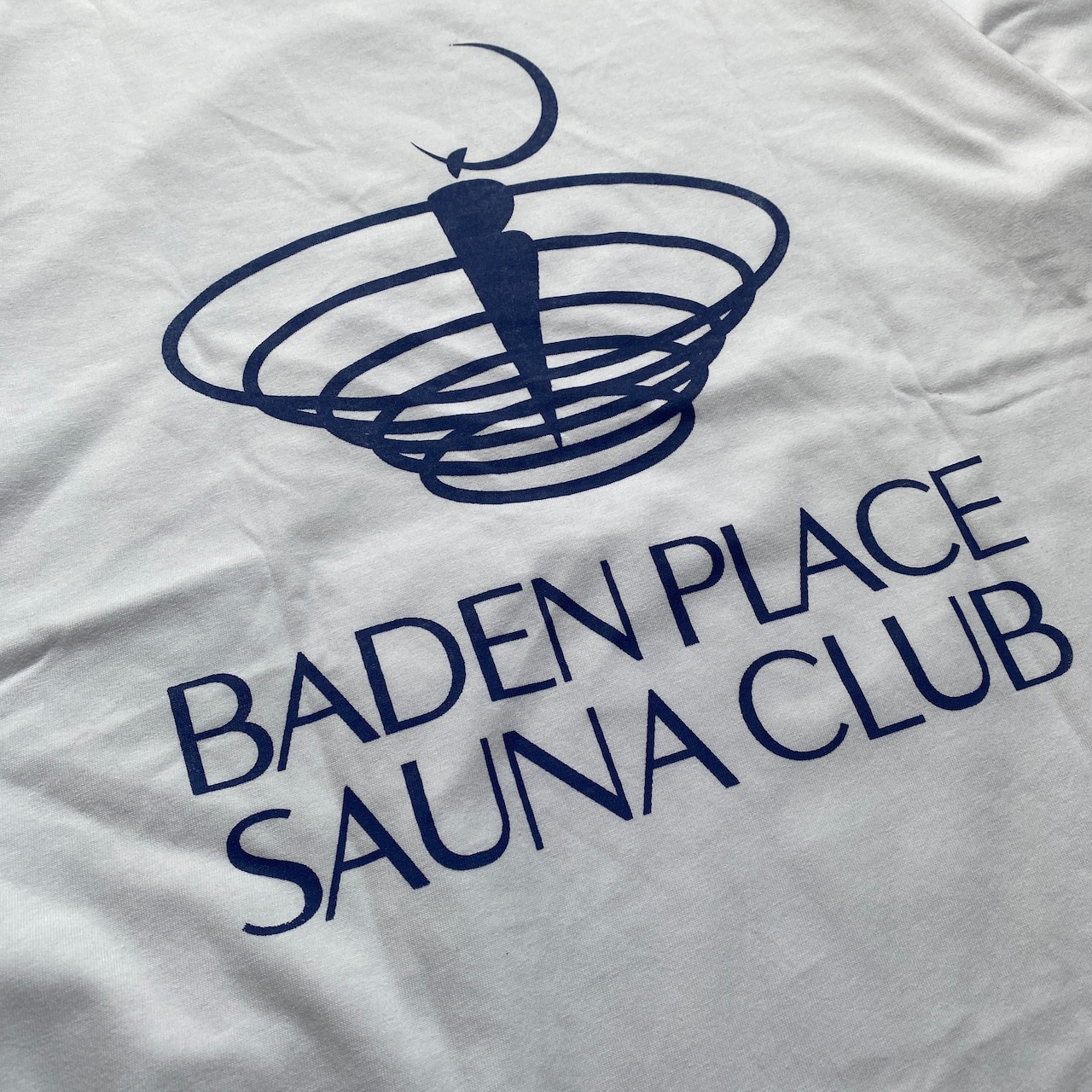 BADEN PLACE×RSB SAUNA CLUB S/S Tee WHITE