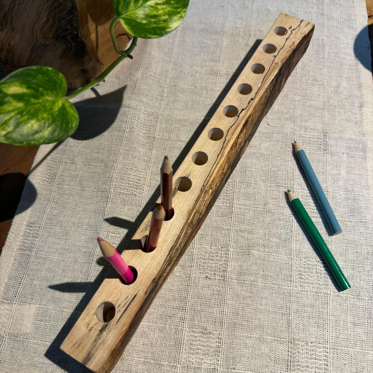 天然木の色鉛筆立て【岩手県産トチ】330×24~32×35㎜【12穴 12φ】 | 木