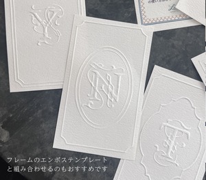 エンボスもできる、飾りイニシャルミラーキーチャーム