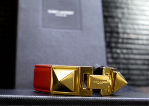 美品◆SAINTLAURENT PARIS サンローラン レディース スクエアロックスタッズ レザー ブレスレット 赤x金◆ 腕周りのワンポイントに大活躍♪