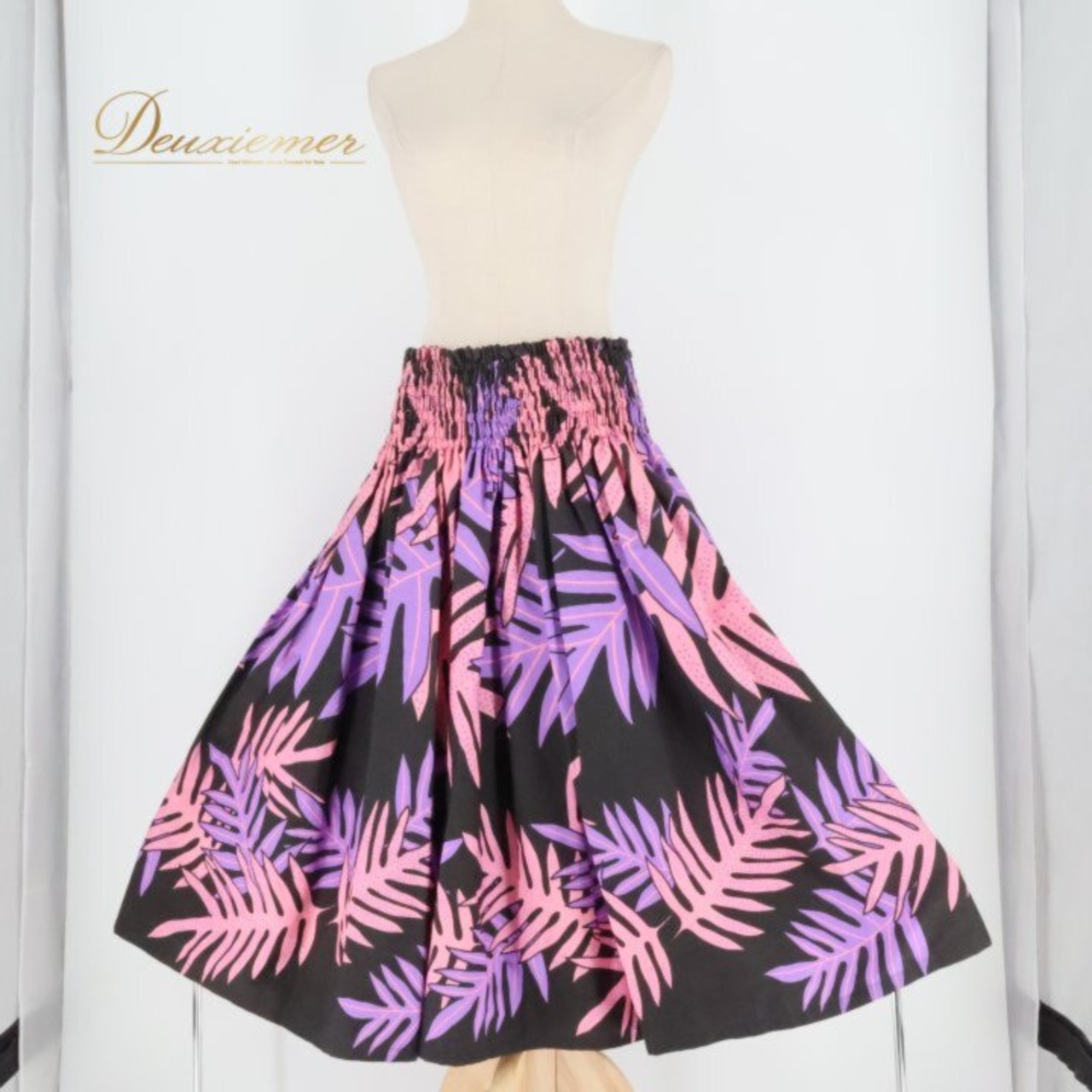 フラダンス 衣装 パウスカート メネフネプランテーション ブラック系 MENEHUNE PLANTETION かわいい 華やか 鮮やか 黒 紫 ダンス衣装 ハワイアンダンス レディース ハワイアン アロハ ハワイアンプリント フラ ダンス レッスン 練習