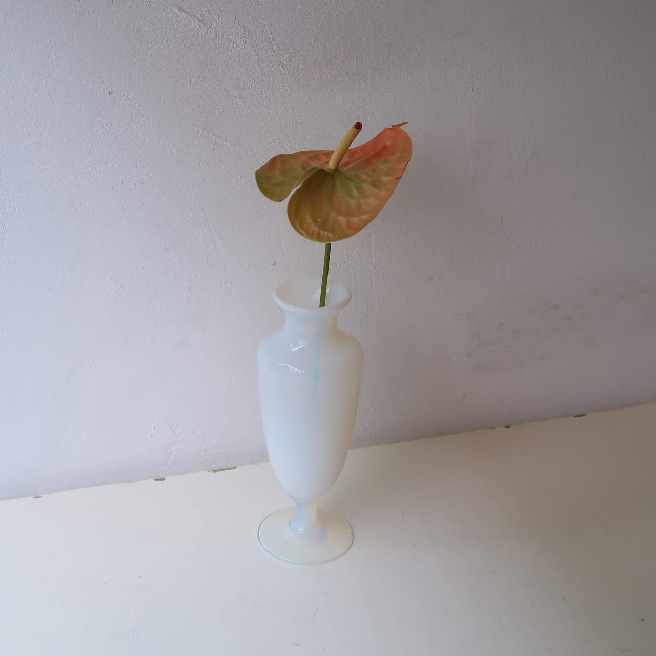 オパリンガラスの花瓶