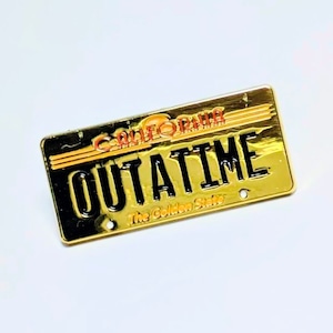 再入荷!送料無料! ★ピンズ PINS★ピンバッジ 【 Back to the Future(バックトゥザフューチャー)】 OUT A TIME / デロリアンナンバープレート〚アメリカン雑貨 アメトイ〛