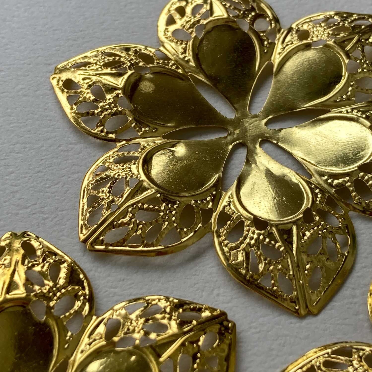 6弁花透かし模様メタルパーツ | Dua-アクセサリーパーツショップ
