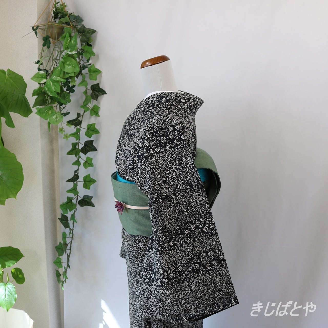 正絹ちりめん 黒地に花の総柄小紋 袷 | きじばとや 正絹ちりめん 黒地に花の総柄小紋 袷 | きじばとや