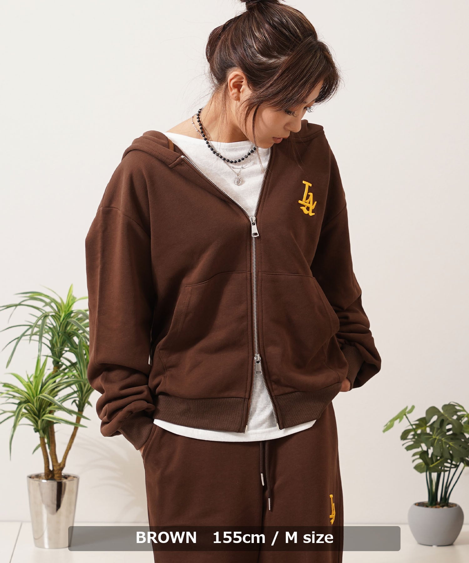 【新品・タグ付き】USJ チャーリーブラウン パーカー M/Lサイズ　2着セット ◇LA ロゴ刺繍 ショート丈 ダブルZIPパーカー◇yo-25001