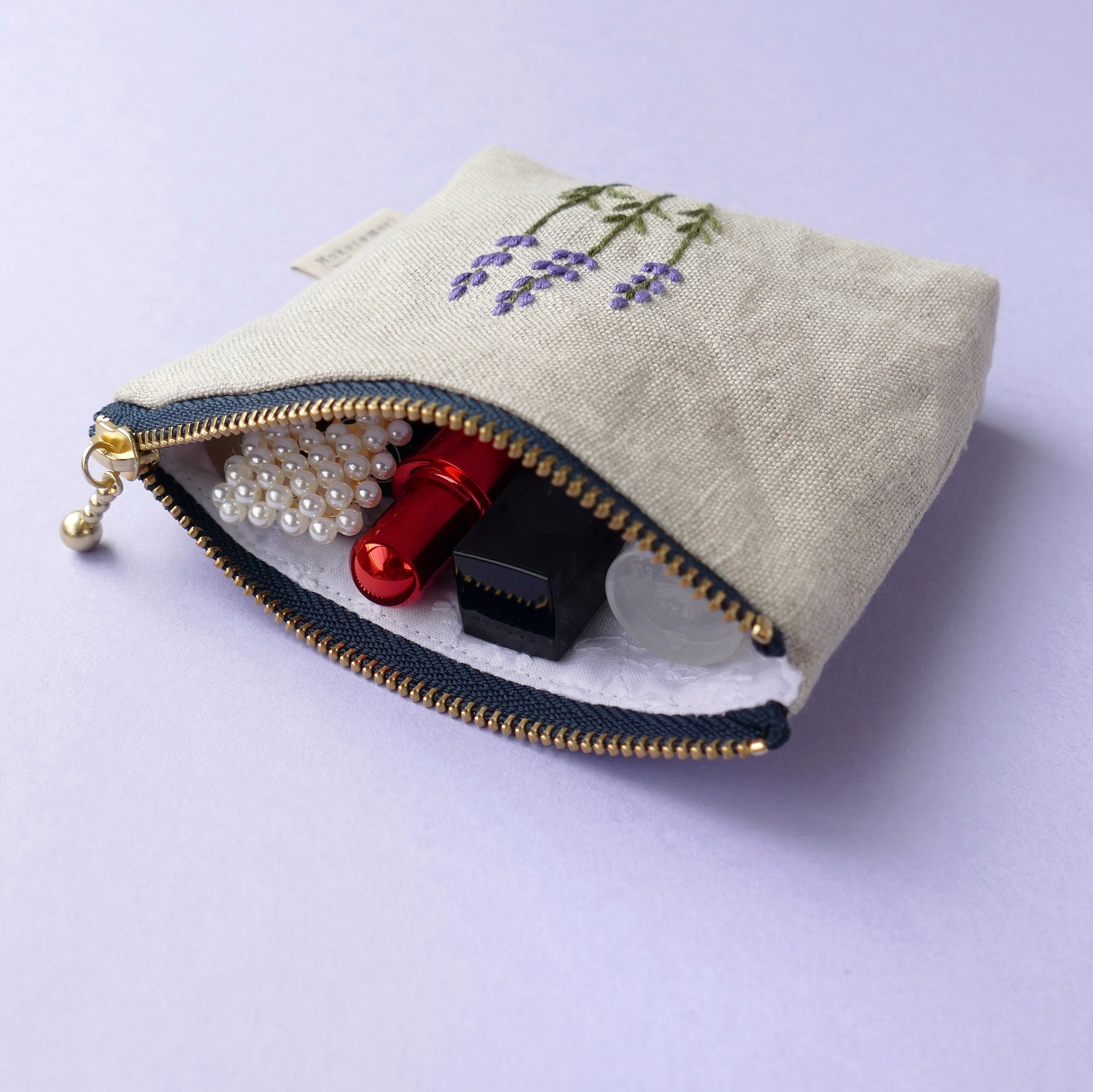 ハンドメイド 手刺繍 ファスナーポーチ☆ゆりです ハンドメイド 手刺繍