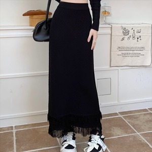 ロングスカート 2色 スカート マキシ ロング ロング丈 アンクル丈 マキシ丈 フレア Aライン シンプル フリンジ 厚手 かわいい 大人可愛い きれいめ カジュアル 大人 上品 おしゃれ お洒落 レトロ こなれ感 コンサバ系 ラフ 抜け感 レディライク 無地 冬 30代 40代 レディース 女性用 ママ ママ服 ママコーデ デート お出かけ 休日 アウトドア お茶会 女子会 授業参観 着回し 普段使い 韓国 韓国系 コーデ スタイル 楽ちん 暖かい 体型カバー 定番 プチプラ 着痩せ ブラック ブラウン