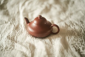 宜興紫砂壺「梨形」（約85cc・全手工）・老朱泥（馮喬楓）