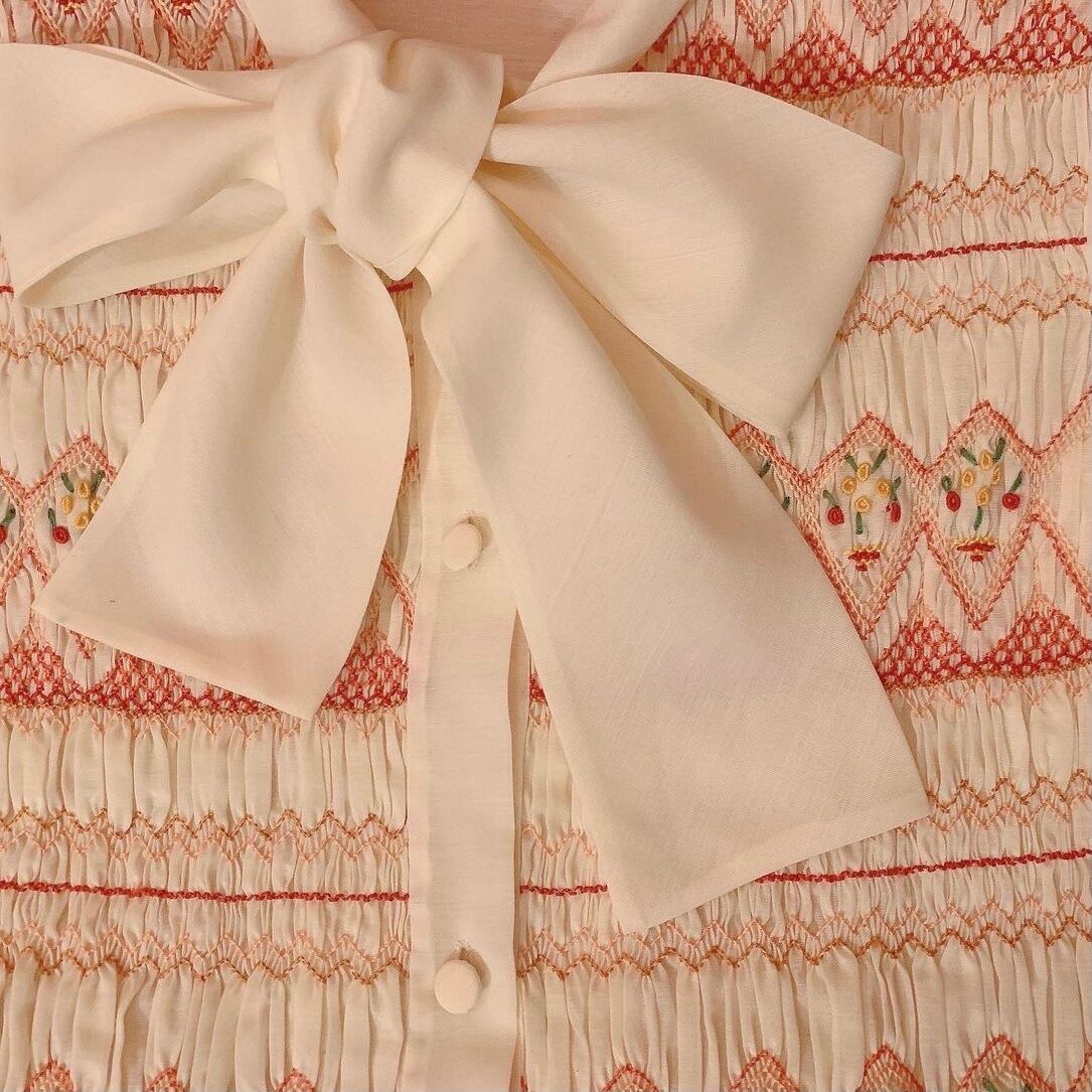 flower smocking big ribbon china blouse