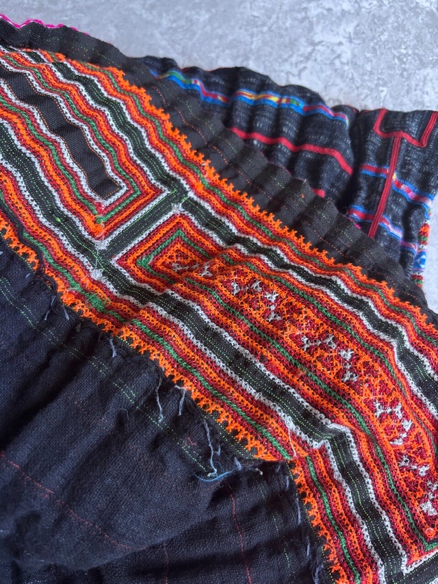 モン族スカート 098 ロング 2段つなぎ 手刺繍 藍染布