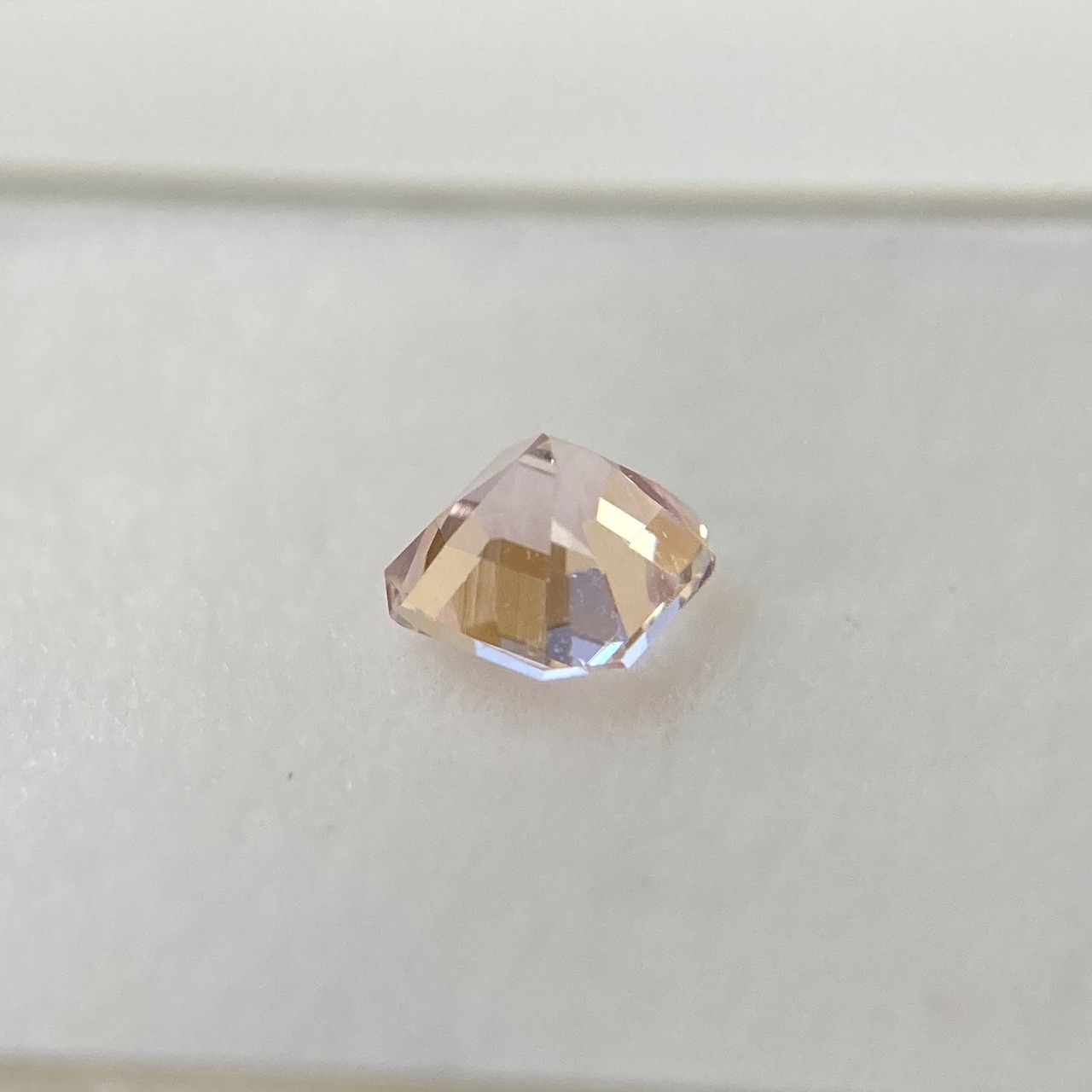 トルマリンの角砂糖  約3.9mm*3.9mm H2.9mm r-0424