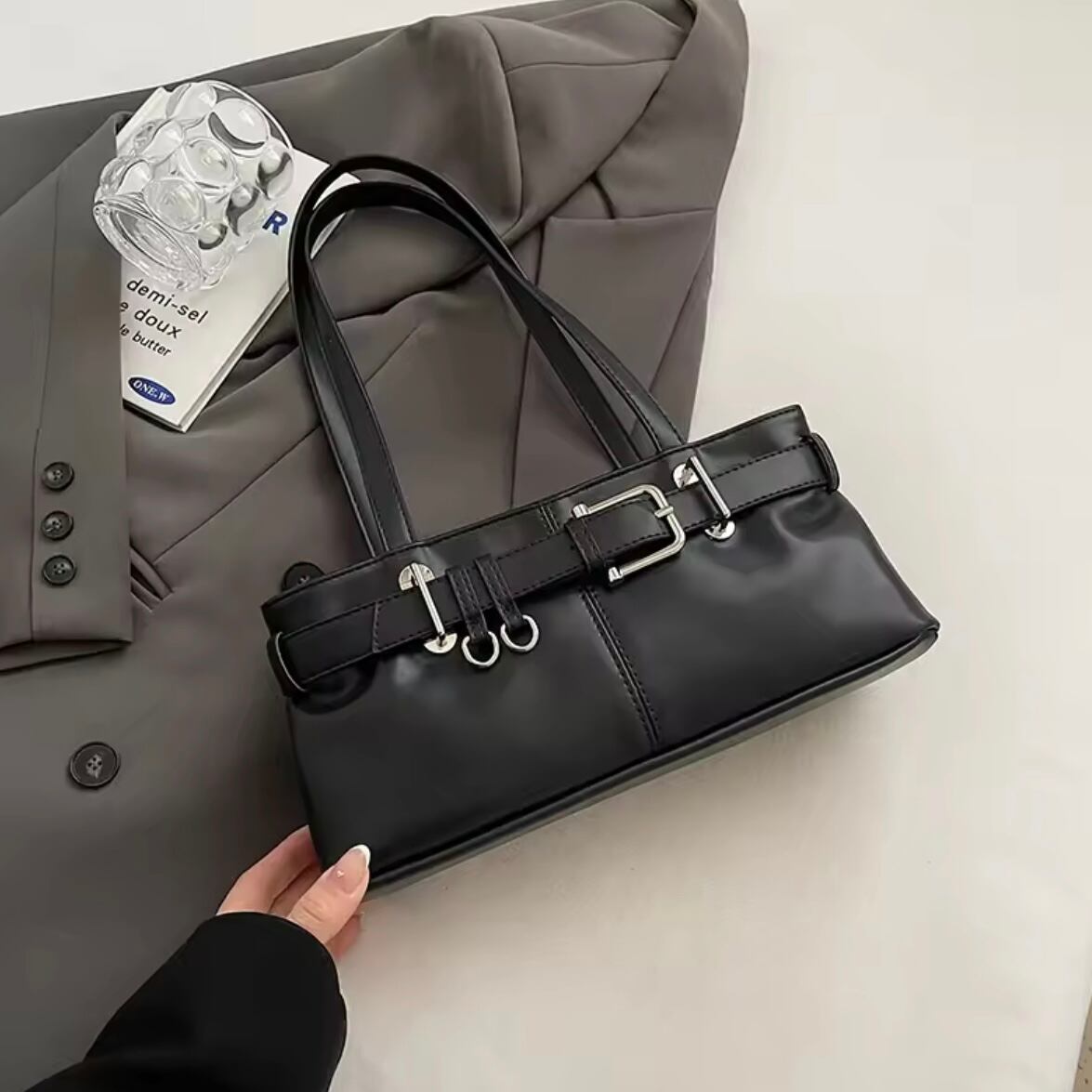 ロックバックル付きミニショルダーバッグ