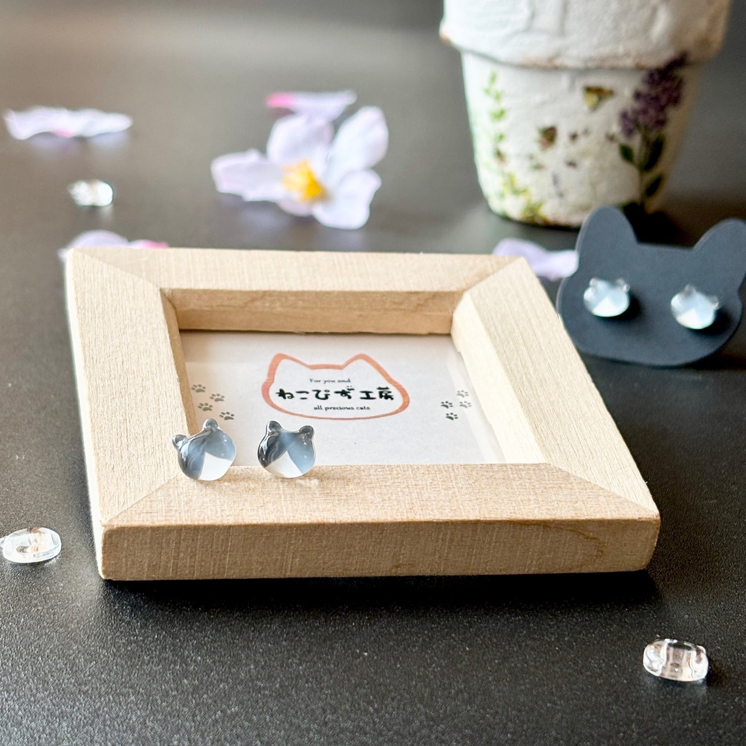 ガラスのハチワレ猫 グレー×白 小粒 シンプルピアス／イヤリング | 猫