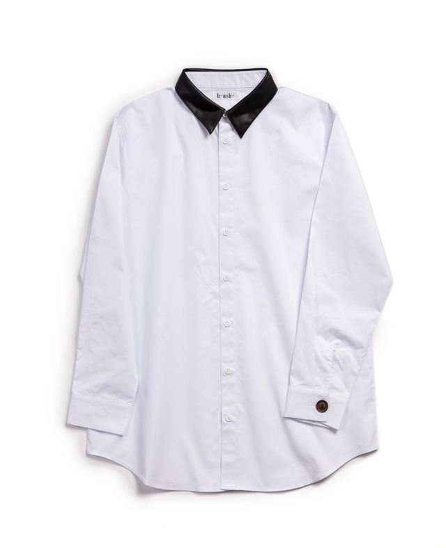 襟レザー袖大きめボタンバックプリントブラウン白シャツ
