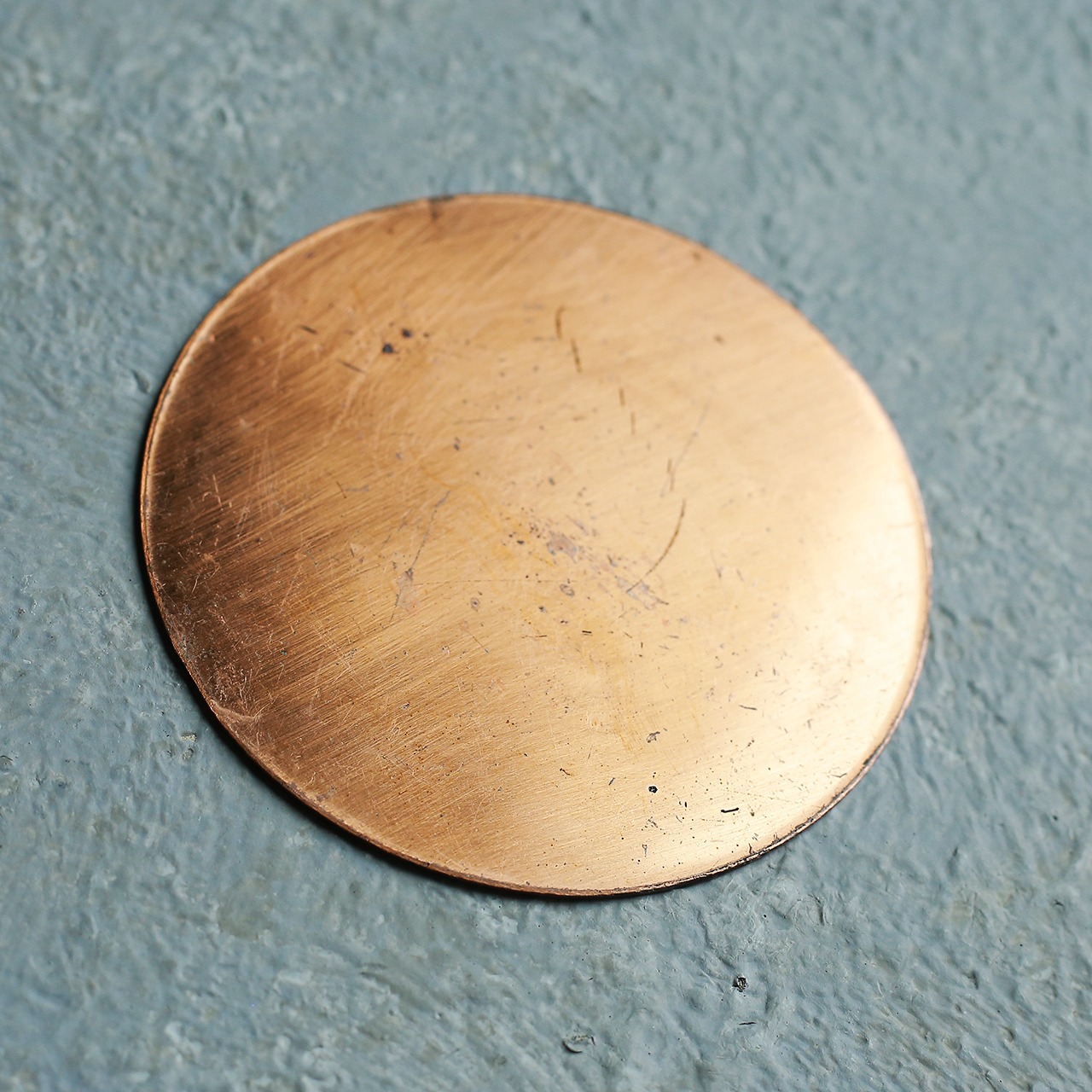 プリミティブな壺が描かれた、銅板のコースター 6