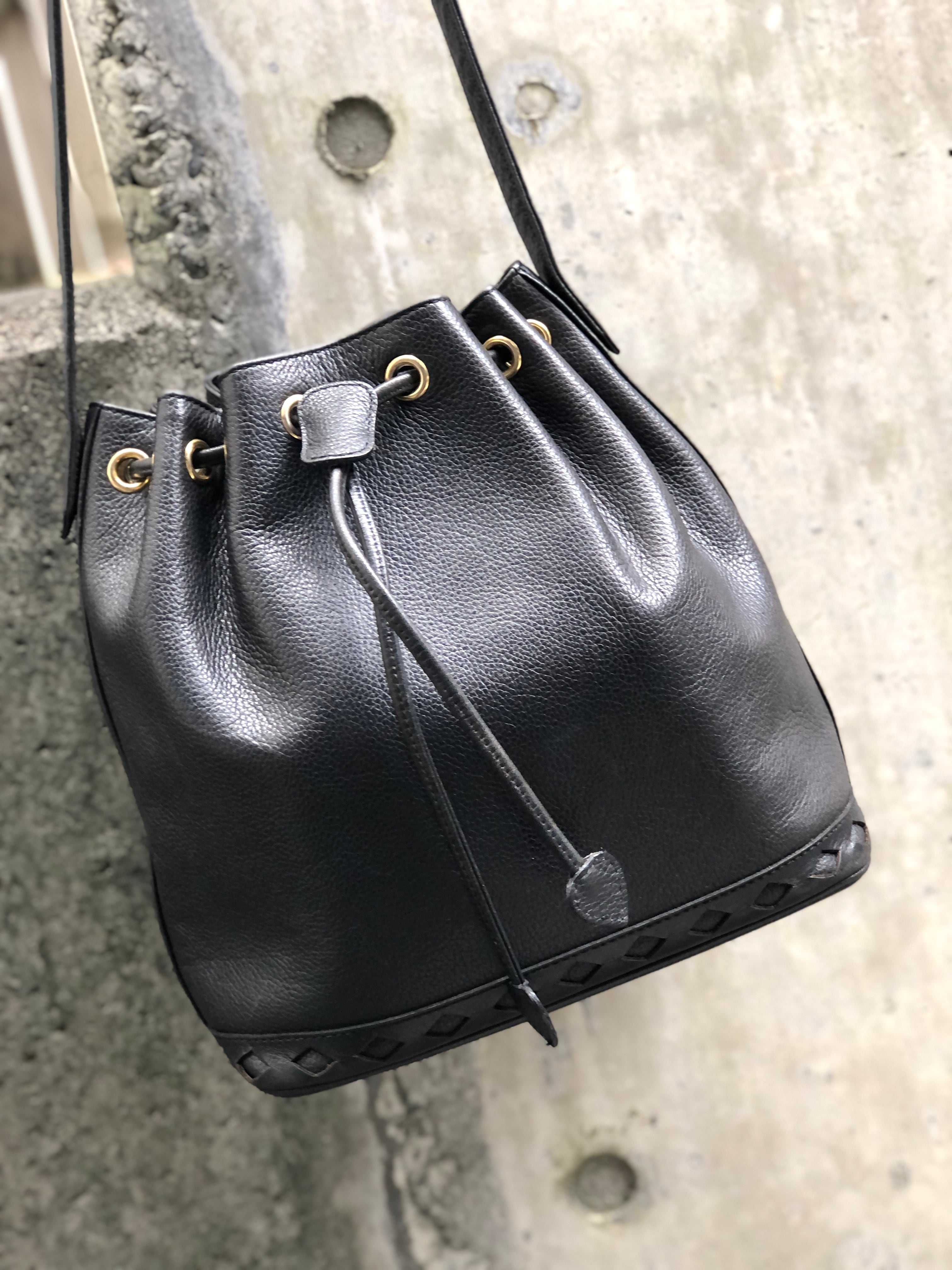 イヴサンローラン YVES SAINT LAURENT ショルダーバッグ
 巾着 ブラック